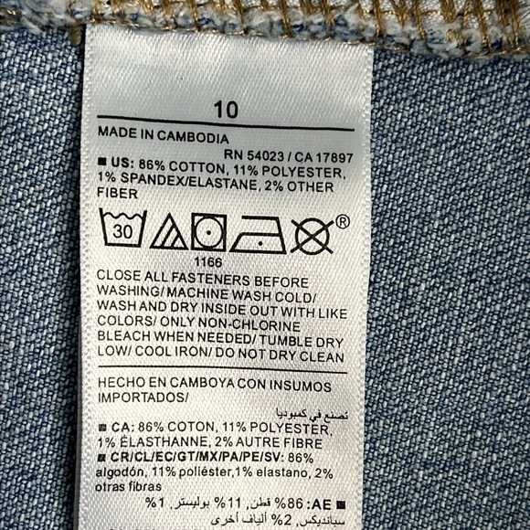 Old Navy Mid-Rise Wow Boyfriend Jeans - Picture 11 of 14